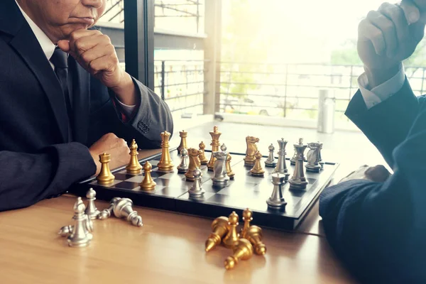 ビジネスマンはチェスをする方法をクラッシュする — ストック写真