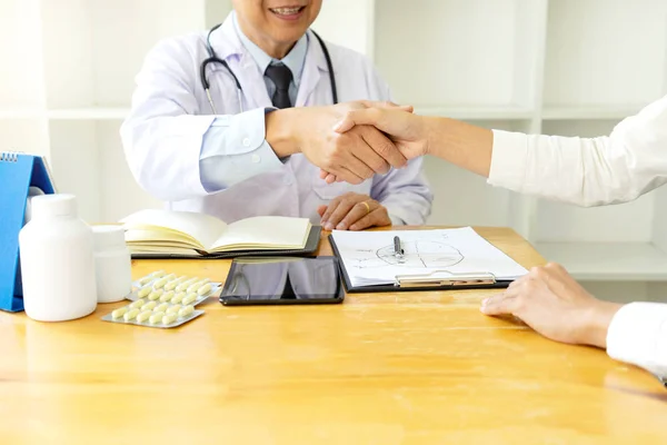 Apretón de manos profesional del médico al paciente — Foto de Stock