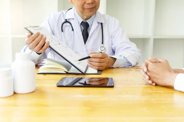 Médico profesional sentarse a la mesa — Foto de Stock