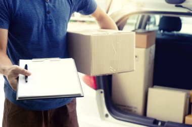 İşçi adam teslim kutuları eve 