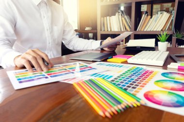 Grafik tasarımı için ekip çalışması ahşap üzerinde çalışıyor 