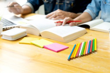 Kadın ve erkek masada çalışırlar.