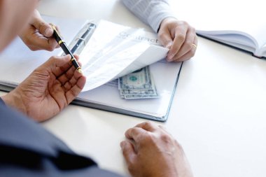 İş adamı iletişim altında subay rüşvet vermek 