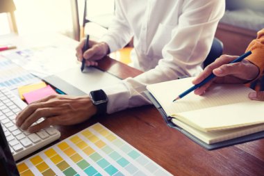 Grafik tasarımı için ekip çalışması ahşap üzerinde çalışıyor 