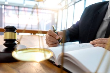 Hakim ya da avukat dengeli bir şekilde çalışıyor.