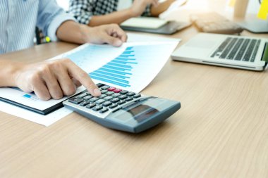 Genç iş ekibi küçük bir toplantıda. 