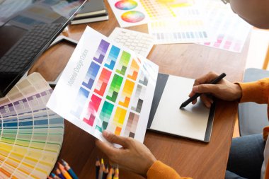 grafik tasarım için iş genç kadın 