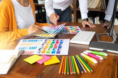 Grafik tasarımı için ekip çalışması ahşap üzerinde çalışıyor 