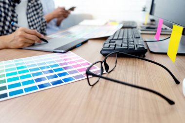 Grafik tasarımı için takım çalışması