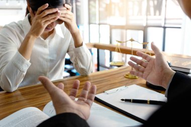 Yargıç ya da avukat üzgün hisseden bir müşteriyle konuşuyor.