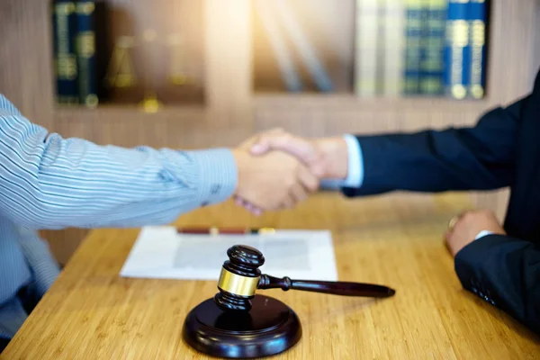 Юристи Справедливість Рукостискання перед бізнесменом або клієнтом — стокове фото