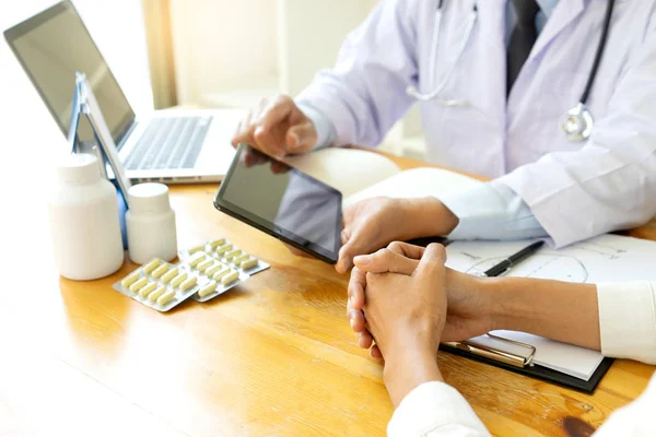 Médico profesional sentarse a la mesa — Foto de Stock