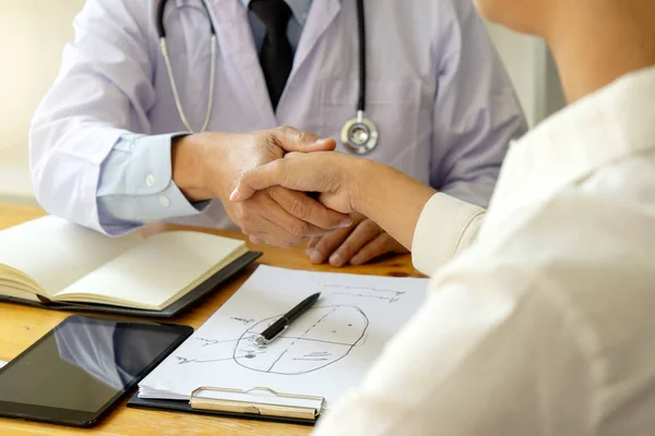 Apretón de manos profesional del médico al paciente — Foto de Stock