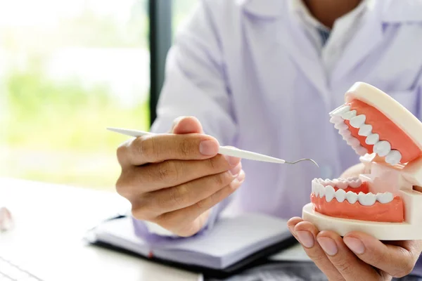 Praca dentysty na stole z Denture i rentgenem zębów — Zdjęcie stockowe