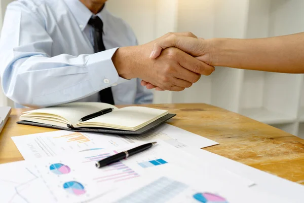 Dois Aperto Mão Negócios Empresários Depois Discutir Uma Boa Dose — Fotografia de Stock