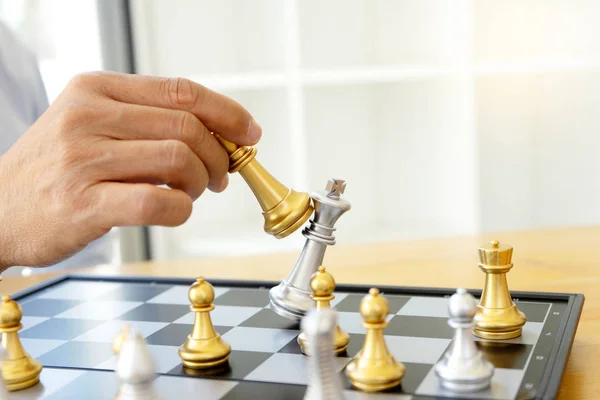 ビジネスマンは王のチェスを考えて保持します — ストック写真