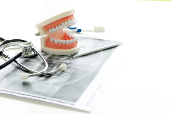 Trabajo del dentista en la mesa con prótesis dental y rayos X de dientes — Foto de Stock