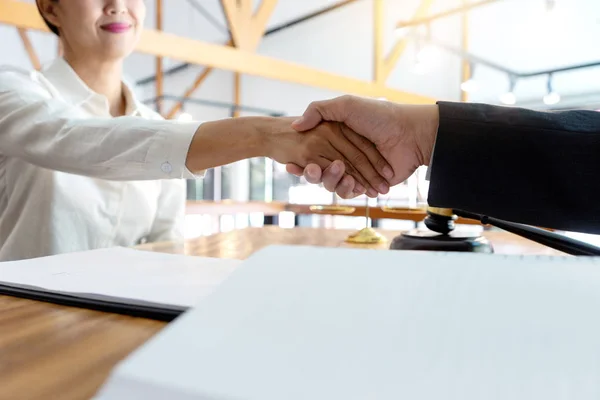 Advogado ou juiz com martelo e equilíbrio handshake com o cliente — Fotografia de Stock