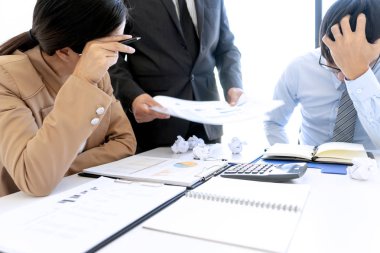 Patron sinirlendi ve bağırmaya başladı. 