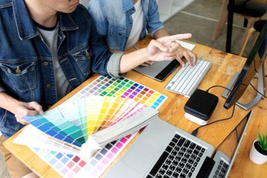 İş adamı çalışması ve bilgisayar ekranını gösterme