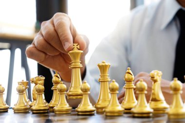 Satrancı düşünen ve elinde tutan bir iş adamı