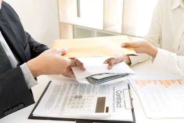 İşadamı memura rüşvet verir.