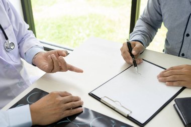 Profesyonel beyin doktoru hastaya danışmanlık yapar. 