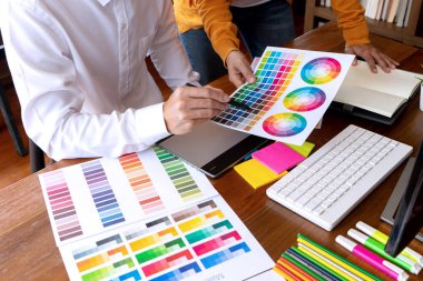 Grafik tasarımı için ekip çalışması ahşap üzerinde çalışıyor 