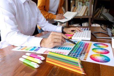 Grafik tasarımı için ekip çalışması ahşap üzerinde çalışıyor 