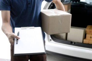 İşçi adam teslim kutuları eve 