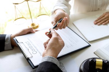 Yargıç ya da avukat takım ya da müvekkil ile konuşuyor 