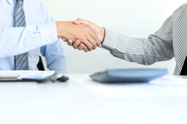Handskakning av fastighetsmäklare och kunder i mötet — Stockfoto