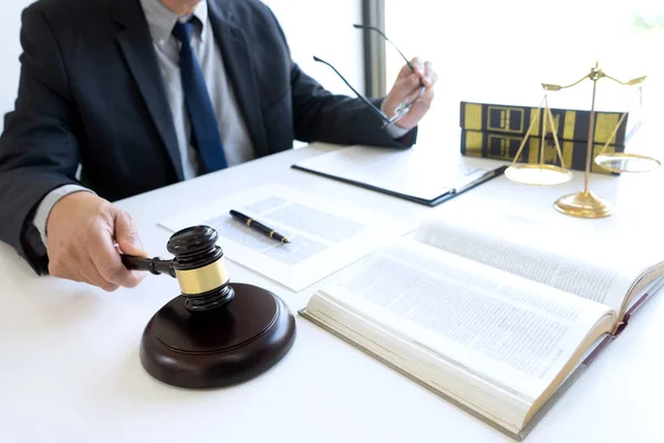 In het ambt van rechter of advocaat, — Stockfoto