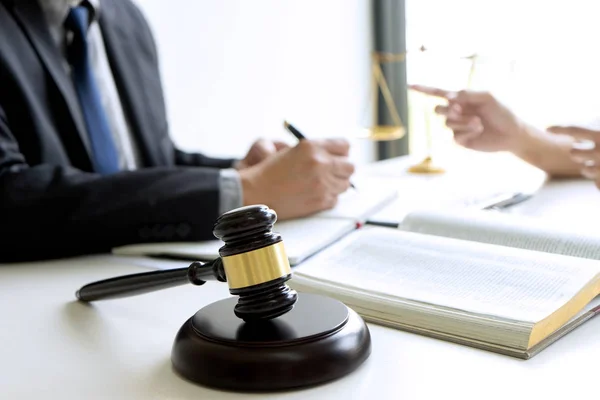 Sędzia lub adwokat rozmawiający z zespołem lub klientem — Zdjęcie stockowe