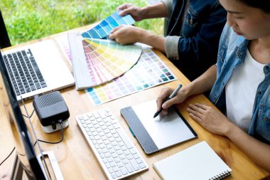 İş adamı çalışması ve bilgisayar ekranını gösterme