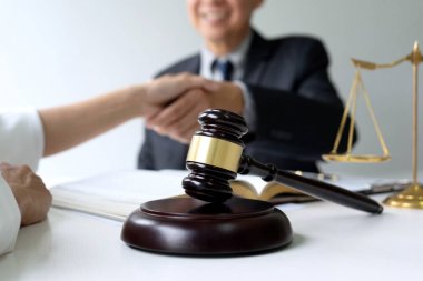 Tokmak ve denge tokalaşması ile avukat ya da hakim