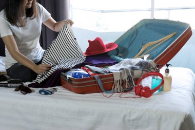 kız bagaj ambalaj onu gezi için hazırlamak 