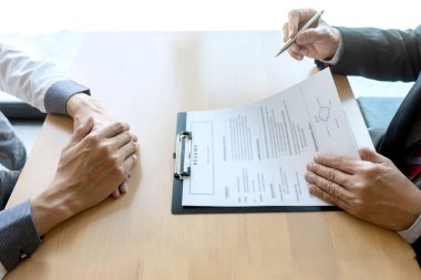 İş görüşmesi işadamı Yeni personeli dinle