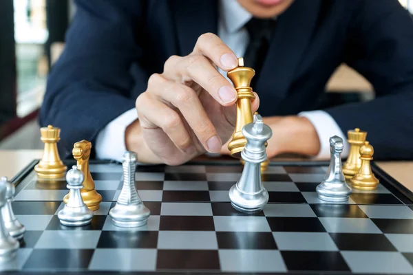 Empresario jugar ajedrez cómo estrellarse —  Fotos de Stock