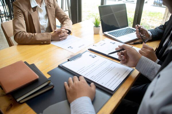 Новый кандидат в штатные сотрудники на собеседовании