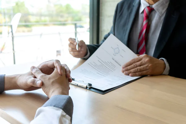 Entrevista de trabajo hombre de negocios escuchar Nuevo personal — Foto de Stock