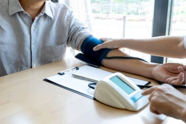 Doktor oturma testi. Basınç göstergesi ve hastaya muayene.