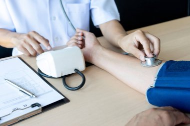 Doktor oturma testi. Basınç göstergesi ve hastaya muayene.