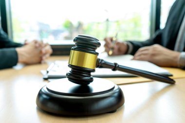 Yargıç ya da avukat ekiple konuşuyor. 