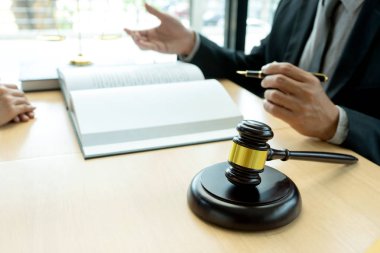 Yargıç ya da avukat ekiple konuşuyor. 