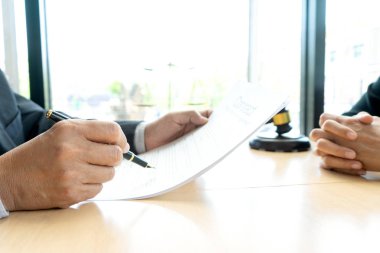 Müvekkille dengeli çalışan avukat ya da yargıç tokmak 