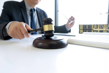 Yargıç ya da avukatın ofisinde.,