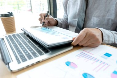İşletme bürosundaki iş adamlarının toplantı analizleri.