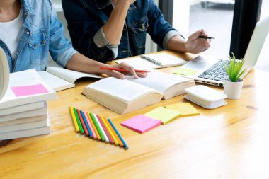 Kadın ve erkek masada çalışırlar.