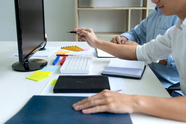 Kadın ve erkek masada eğitim ya da iş için çalışır. 